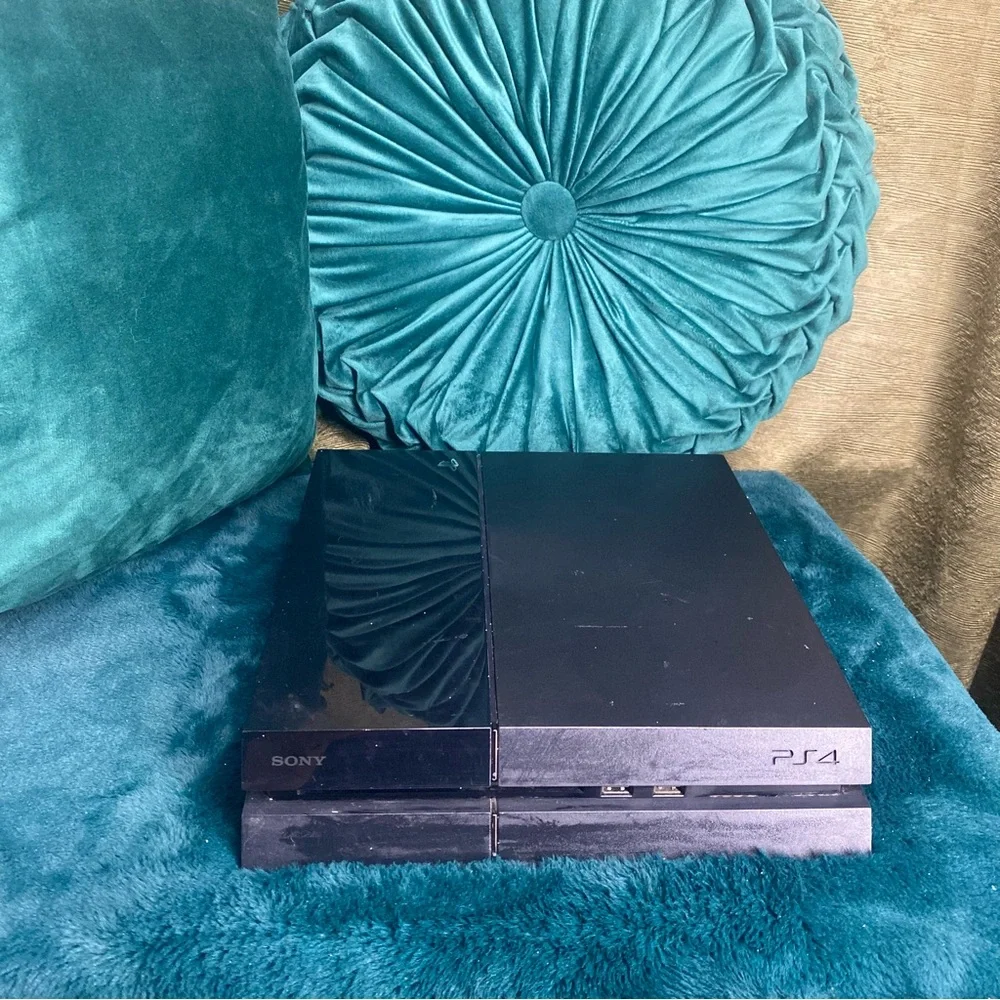 Sony PS4 Console - Sleek Black Finish